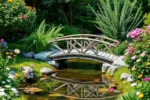 Vista de um jardim com ponte decorativa sobre riacho calmo, plantas verdes e flores coloridas ao redor