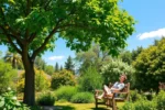 Pessoa relaxando em um banco de madeira sob uma árvore frondosa em um jardim cheio de árvores floridas e frutíferas.