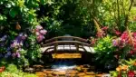 Uma ponte decorativa em um jardim florido e ensolarado na primavera.